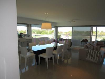 Apartamento en venta y alquiler, enfrente a la playa Brava, 220 mt2, 3 dormitorios