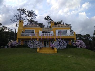 Casa en venta y alquiler frente al mar en Manantiales., 1800 mt2, 4 dormitorios