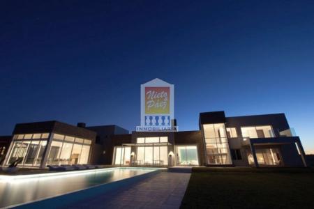 Espectacular casa de diseño, 800 m2, sobre laguna del sauce, barrio privado. , 5250 mt2, 3 dormitorios
