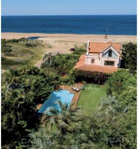 Gran Casa sobre el Mar con piscina en venta y alquiler temporario, las Grutas, Punta Ballena, 1200 mt2, 5 dormitorios