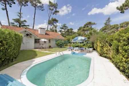 Encantadora propiedad con piscina en zona residencial, 1200 mt2, 4 dormitorios