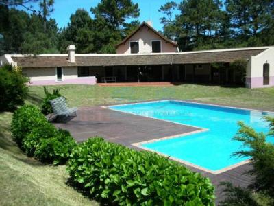 Punta del Este, chalet con gran jardín, 4 dormitorios y piscina-, 4200 mt2, 4 dormitorios
